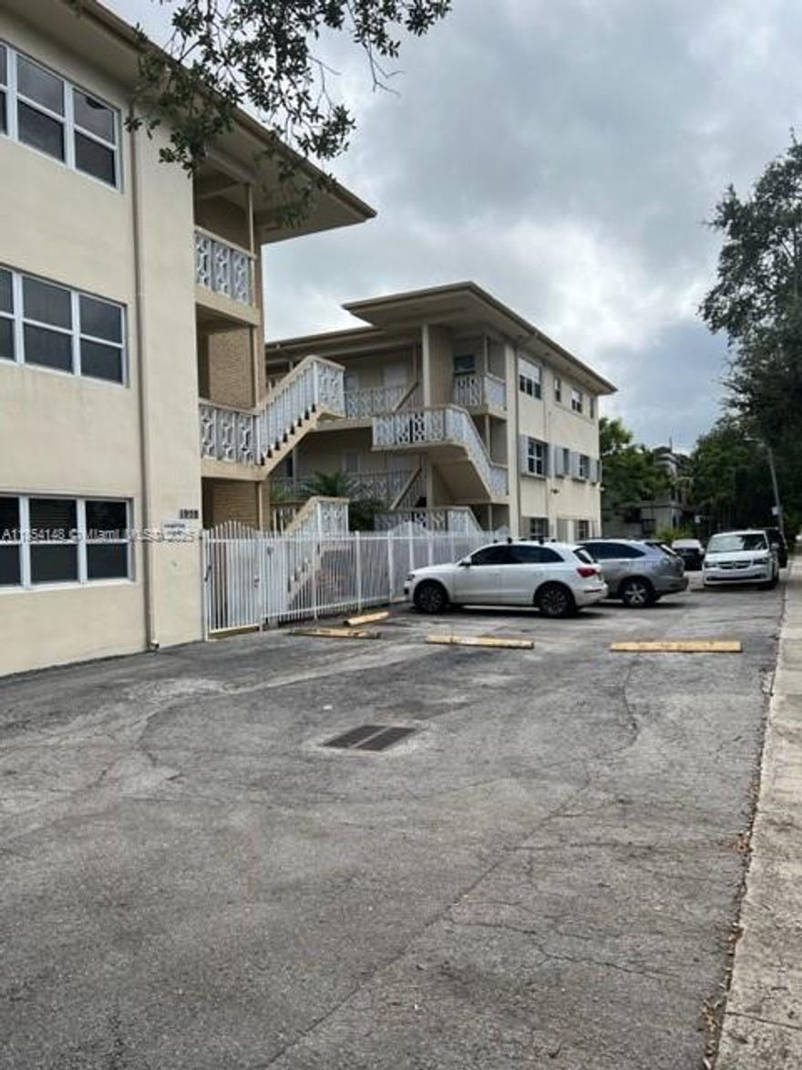MOTIVATED SELLER. INVESTORS WELCOME. RENT FROM 1ST DAY. ALREADY RENTED FOR $2200. 
THE TENANT LIVES 2ND YEAR. THE LEASE HAS JUST STARTED. LARGE 2 BEDROOM 1 BATH . 2ND FLOOR UNIT, COMPLETELY REMODELED. WALKING DISTANCE TO HOLLYWOOD'S FAMOUS DOWNTOWN RESTAURANTS & NIGHT LIFE. ASSESSMENT WILL START FROM THE NEW YEAR. PLEASE CALL TO
THE REALTOR FOR DETAILS. $50K BELLOW THE MARKET.