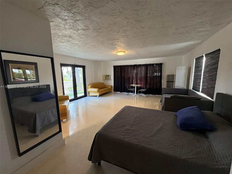 Direct Bay and Sunrise view corner Efficiency no kitchen just a refrigerator. This is a room that is over 500 SQFT direct bay view. Lots of windows can be furnished or unfurnished can be short or long term current price based on 6 months and a day. Terrazzo Floors, Shower, See the sunrises every morning. 10 Minute Drive to Downtwon fort pierce and about 15 minutes to where the beach starts