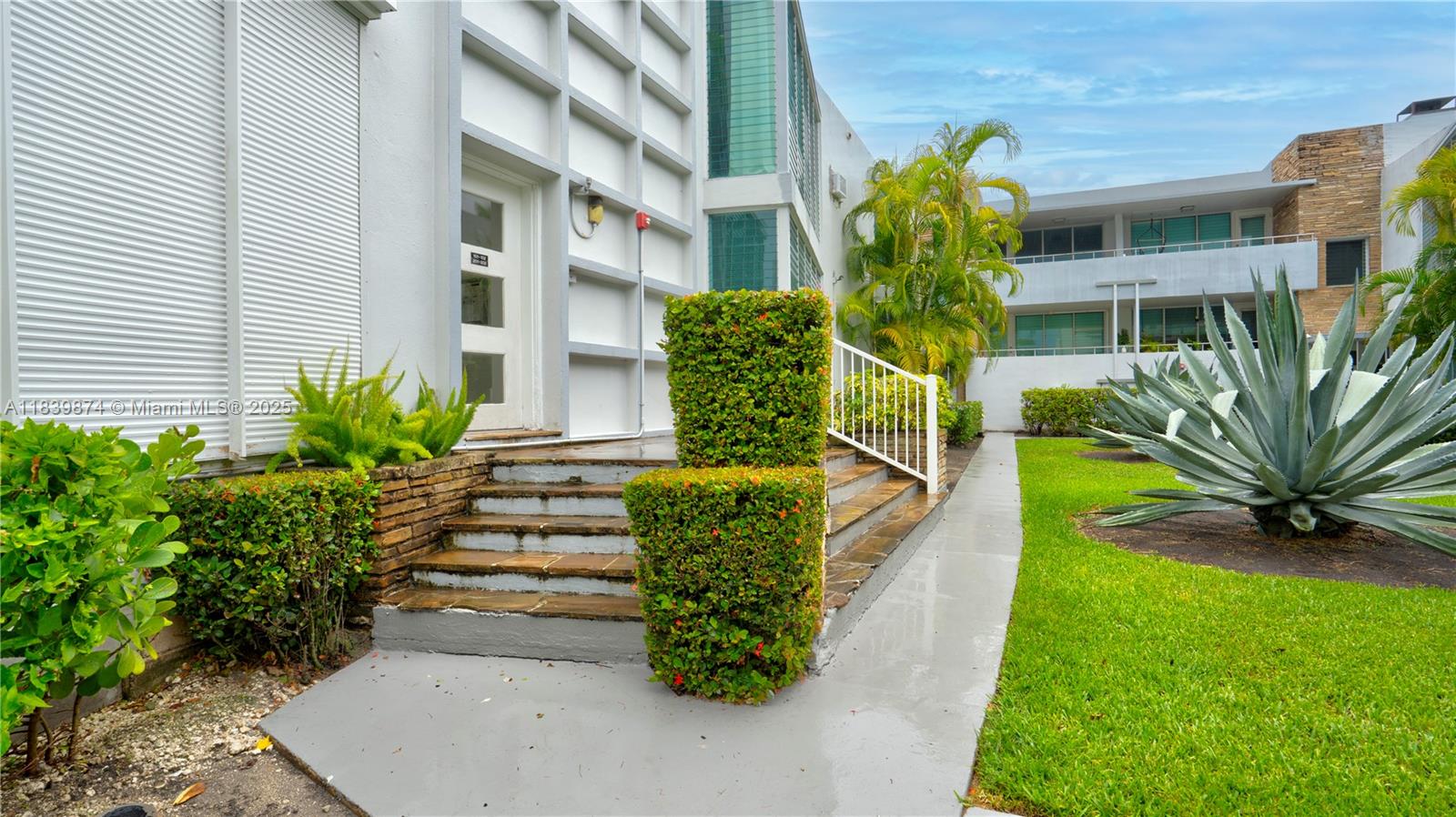 10178 Collins Ave 102