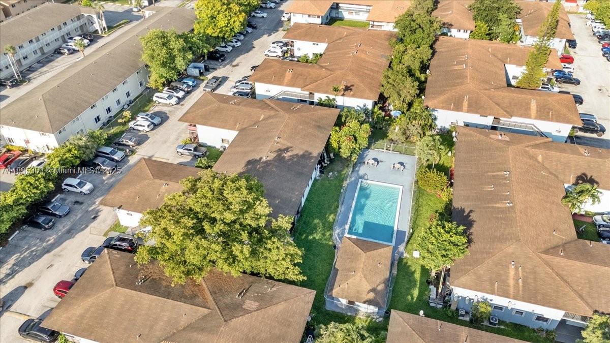 Beautiful and spacious 2-bedroom, 2-bathroom corner unit apartment located in the heart of Hialeah. This unit features a washer and dryer, along with a refrigerator, microwave, and stove—everything you need for comfortable living. Enjoy a bright layout with plenty of natural light, a private balcony, and added privacy as a corner unit. The community offers great amenities, including a refreshing pool perfect for relaxing on sunny days. Conveniently located near shops, restaurants, and major highways. Don’t miss out on this opportunity!