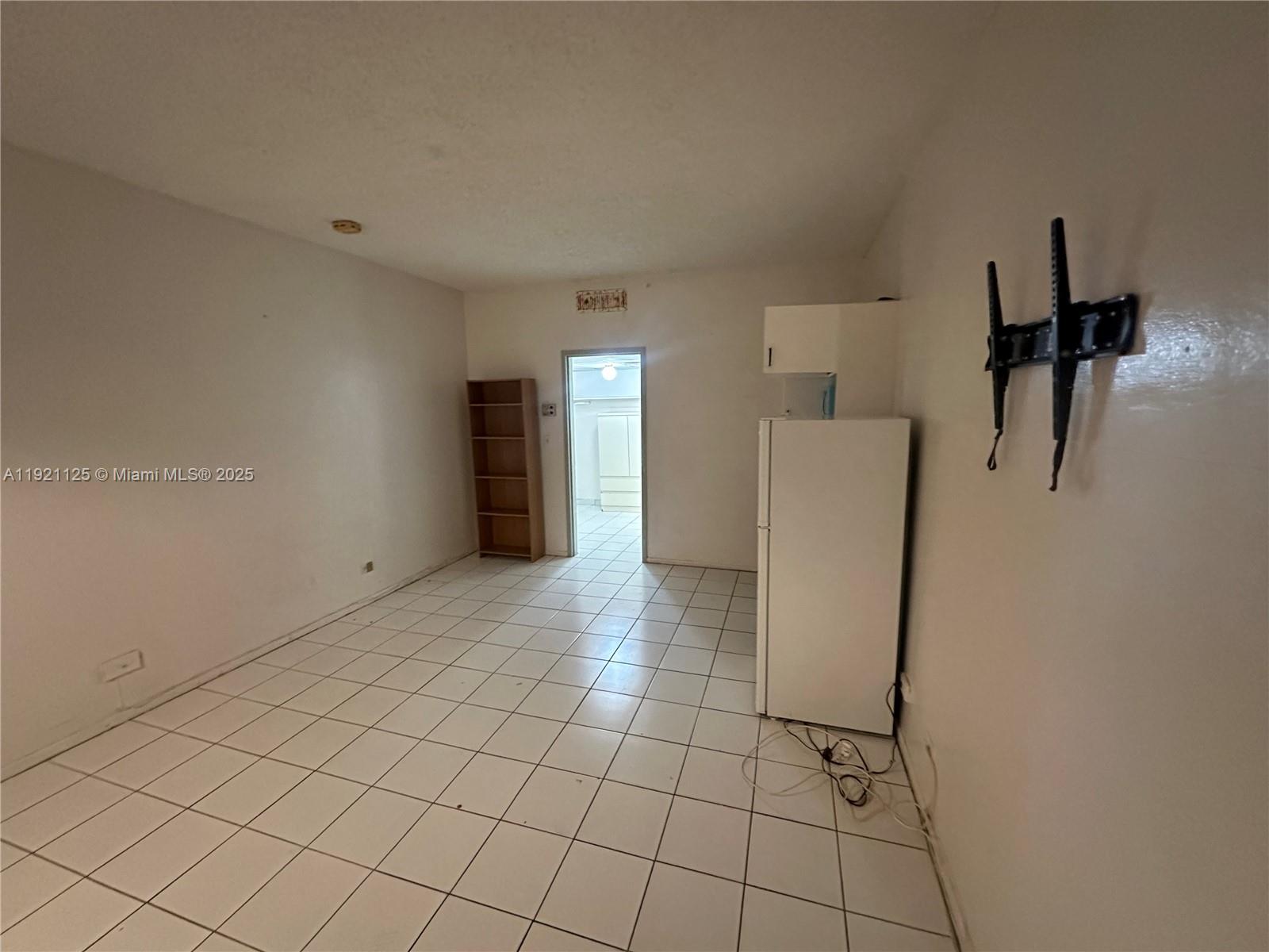 DIPLOMAT GOLF & RACQUET C - Residential Lease