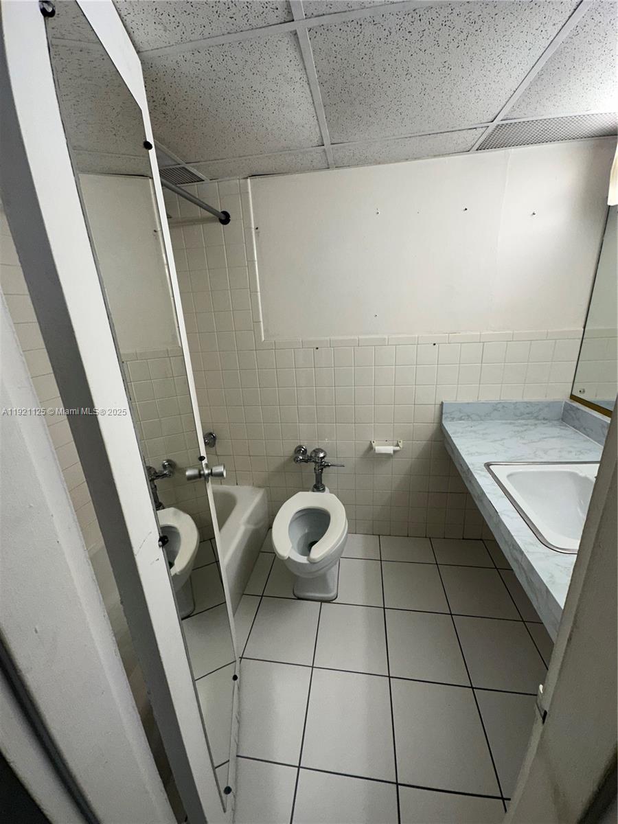 DIPLOMAT GOLF & RACQUET C - Residential Lease