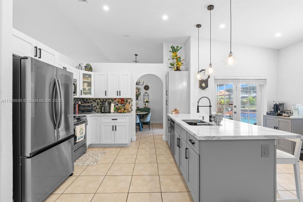 8721 NW 170th Ter, Hialeah, FL, 33018/$770,000 2 8721 NW 170th Ter