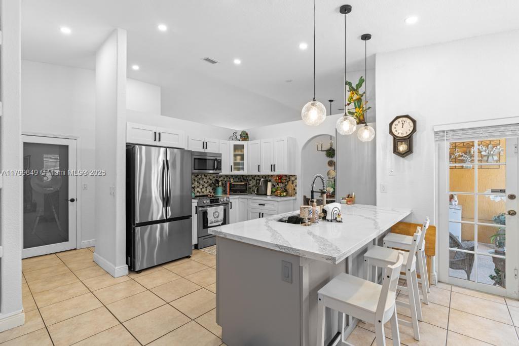 8721 NW 170th Ter, Hialeah, FL, 33018/$770,000 3 8721 NW 170th Ter