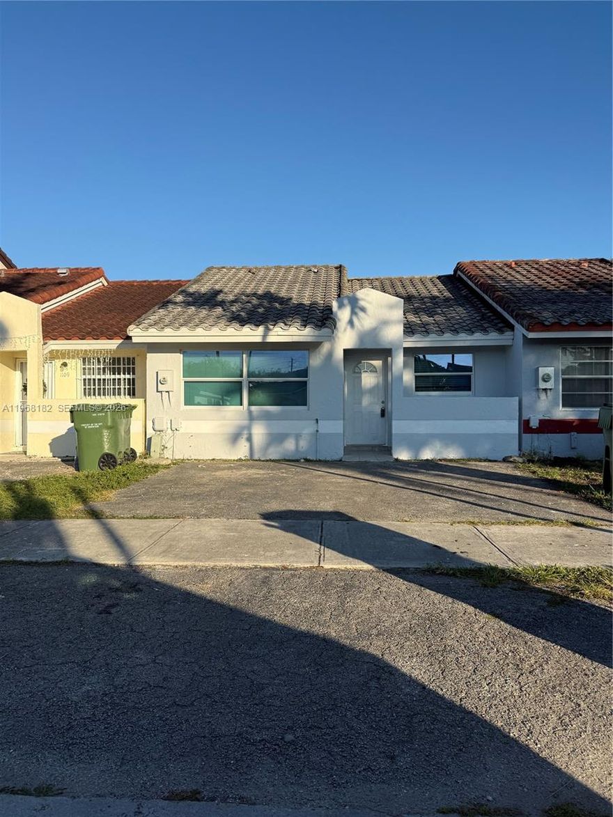 Beautiful villa,partially remodeled  2 bedroom, 2 bath home and spacious kitchen, stainless steel 
appliances , impact doors and windows, NO CDD, NO HOA,and no restrictions -enjoy complete freedom with no extra fees. it's  ideal for investor seeking quick turnover or homeowners wanting flexibility.
Close to BJ'S, WALT-MART,HOME DEPOT