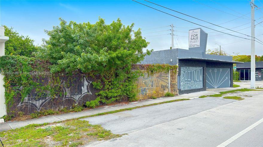 Great Owner / User potential.  2 Roll Up Doors, ample parking, side yard.
Convenient location with easy access to I95, Downtown, Port of Miami,  Airport and thriving Design District / Wynwood/ Edgewater districts.