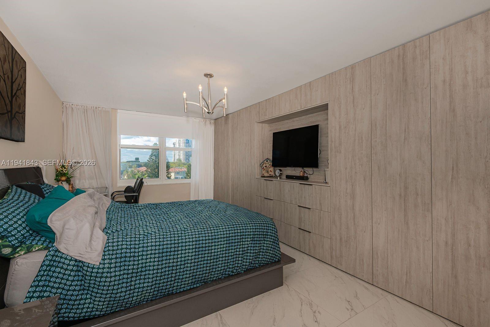 WINSTON TOWERS 500 CONDO - Residential