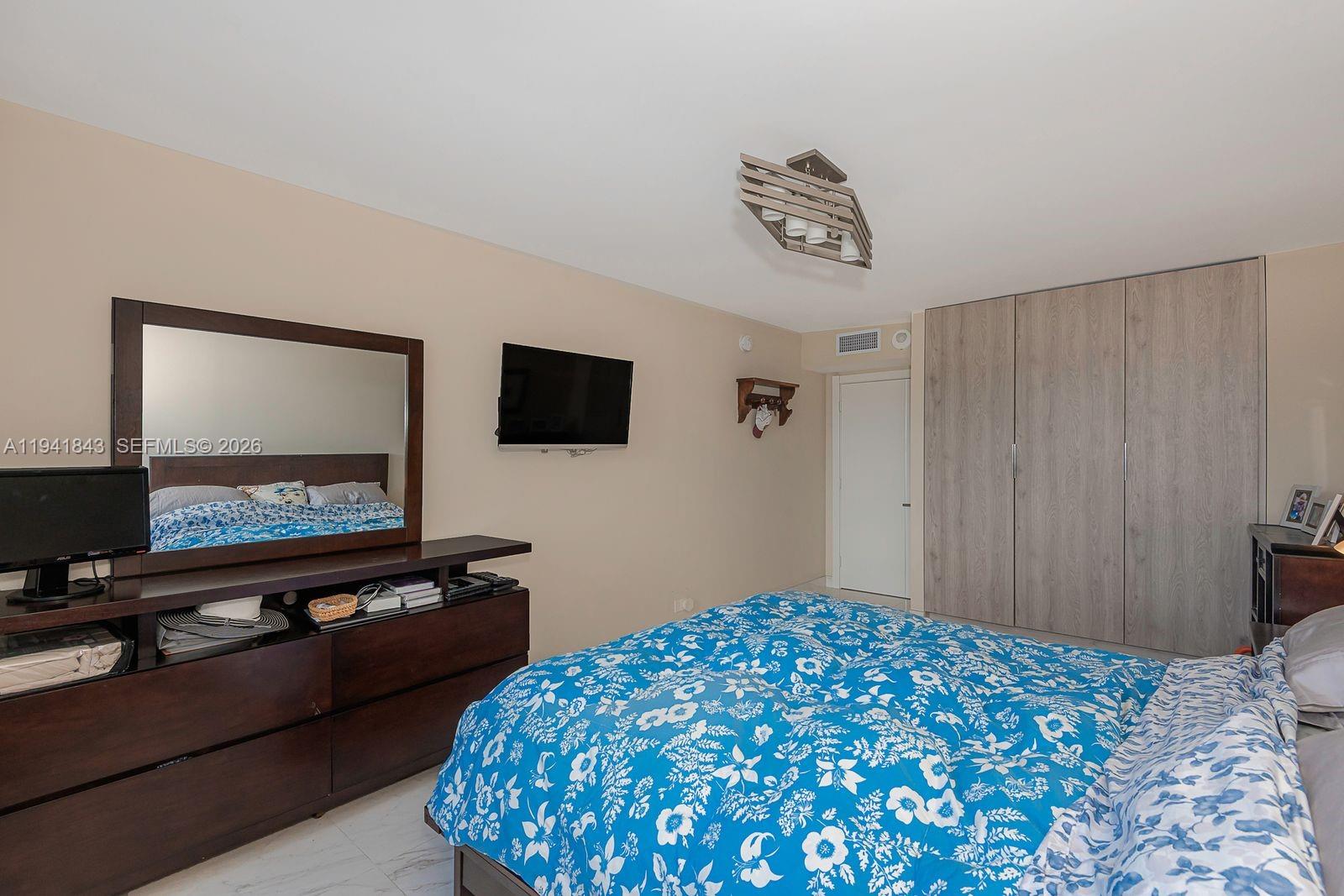 WINSTON TOWERS 500 CONDO - Residential