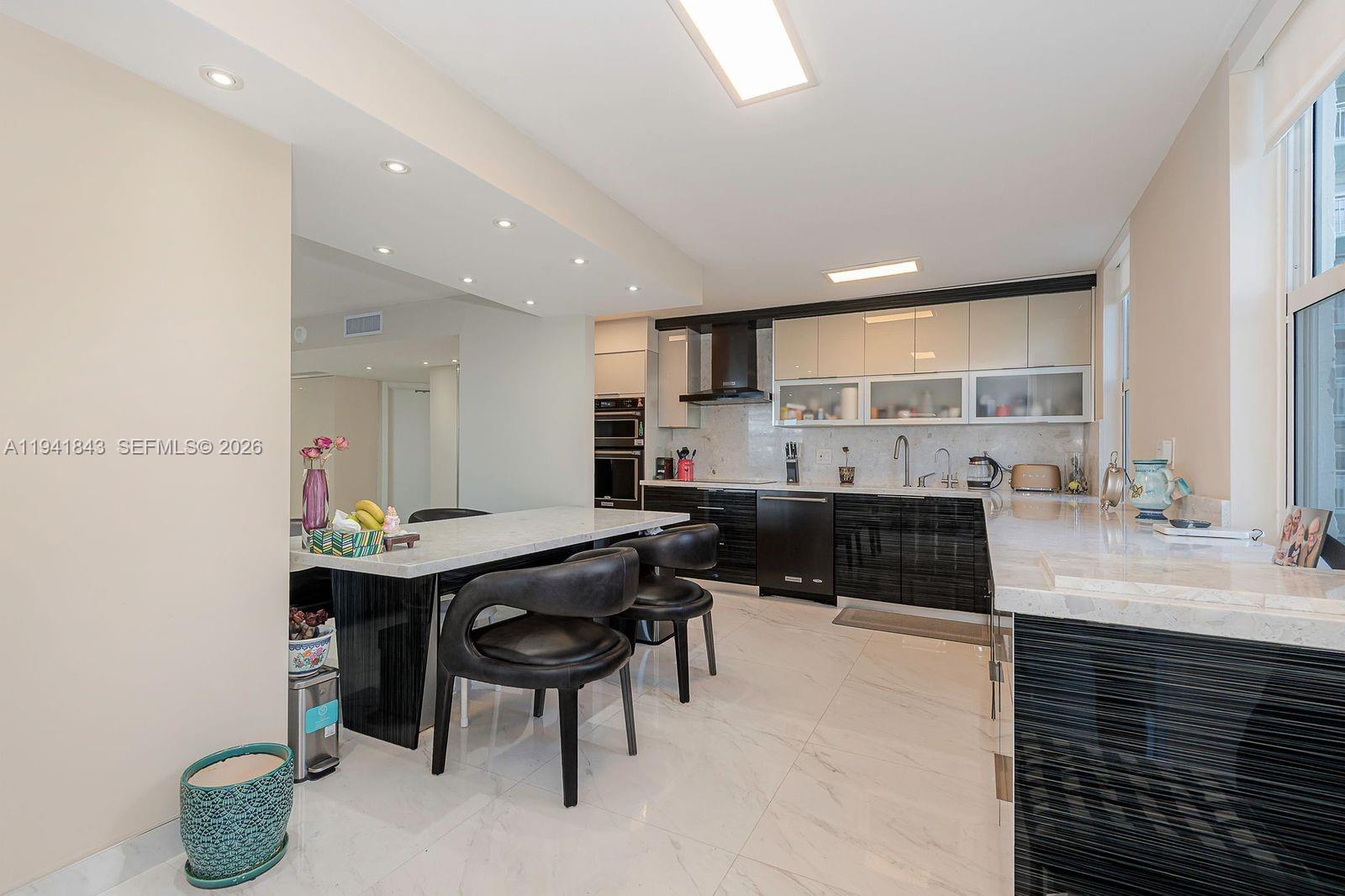 WINSTON TOWERS 500 CONDO - Residential