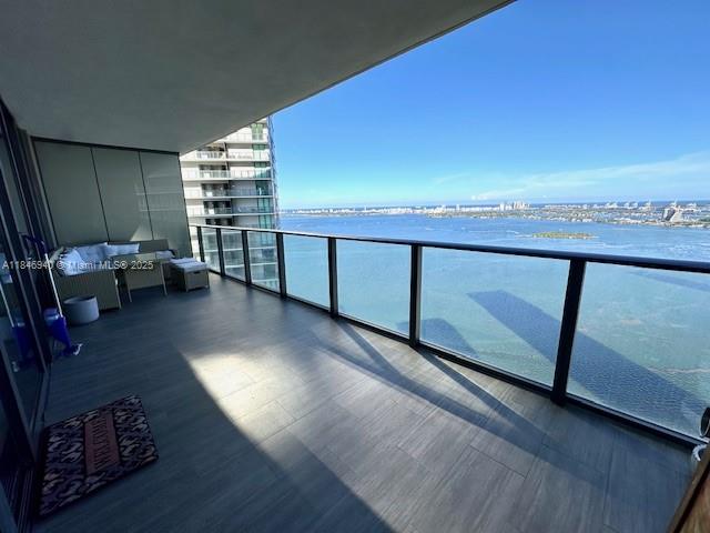 Fantastic 2Beds/2Baths+ Den, at Paraiso Bay with direct and unobstructed bay front and ocean views. A very spacious and relaxing balcony. Unit includes all top of the line appliances. The unit includes an exclusive storage in the building. Around 12 acres of outside amenities, enjoy the bay front park, delight the boardwalk, play at the tennis courts, stay at the marina and in its Five Star Beach Club. The inside amenities include a movie theater, gym, spa, water front pool, business center, restaurant, wine bar, art gallery and much more. Just a walking distance from the fashion trend design district, minutes to Wynwood and easy access to everywhere.