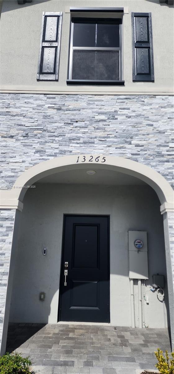 Modern 3-bedroom, 2.5-bath townhome for rent in Pine Vista, a new Lennar community in Homestead. Features include a spacious open kitchen with white cabinetry and stainless steel appliances, tile flooring on the first floor, carpet upstairs, and a private fenced backyard. Includes washer and dryer, and two detached parking spaces in front of the unit. Conveniently located near Homestead Speedway, restaurants, shopping, and the Florida Turnpike.