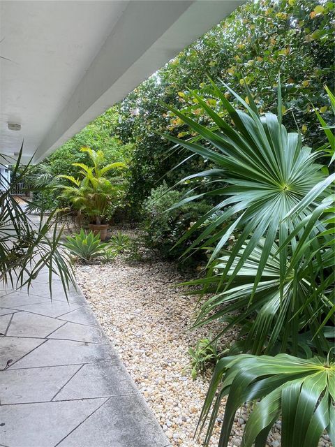 221 Meridian Ave 305 Miami Beach FL 33139