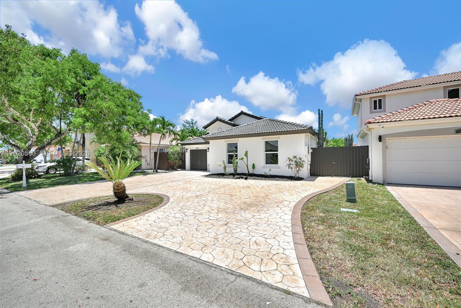 SPANISH LAKES - Residential