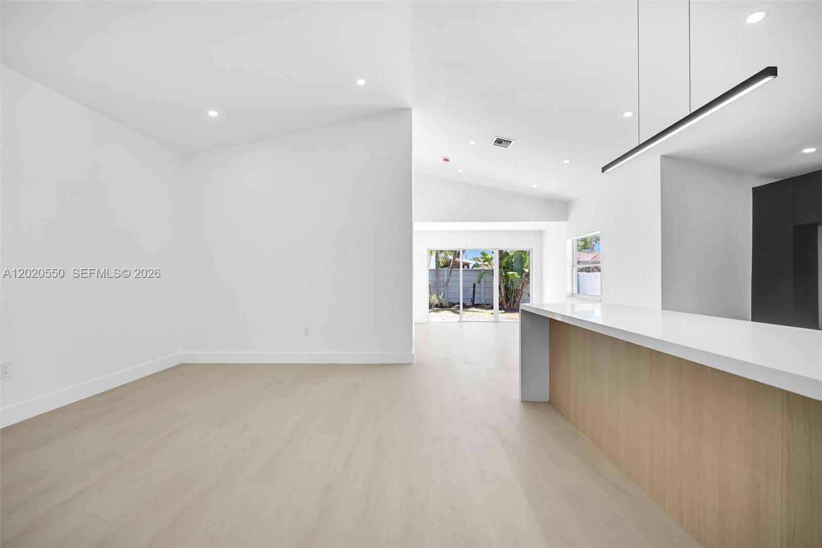 SPANISH LAKES - Residential