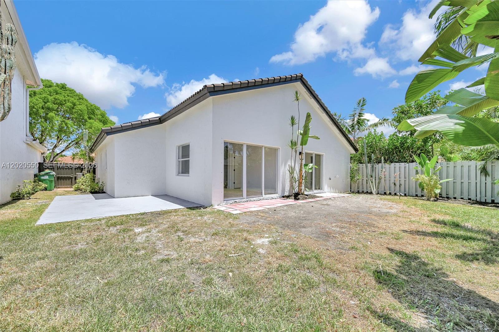 SPANISH LAKES - Residential