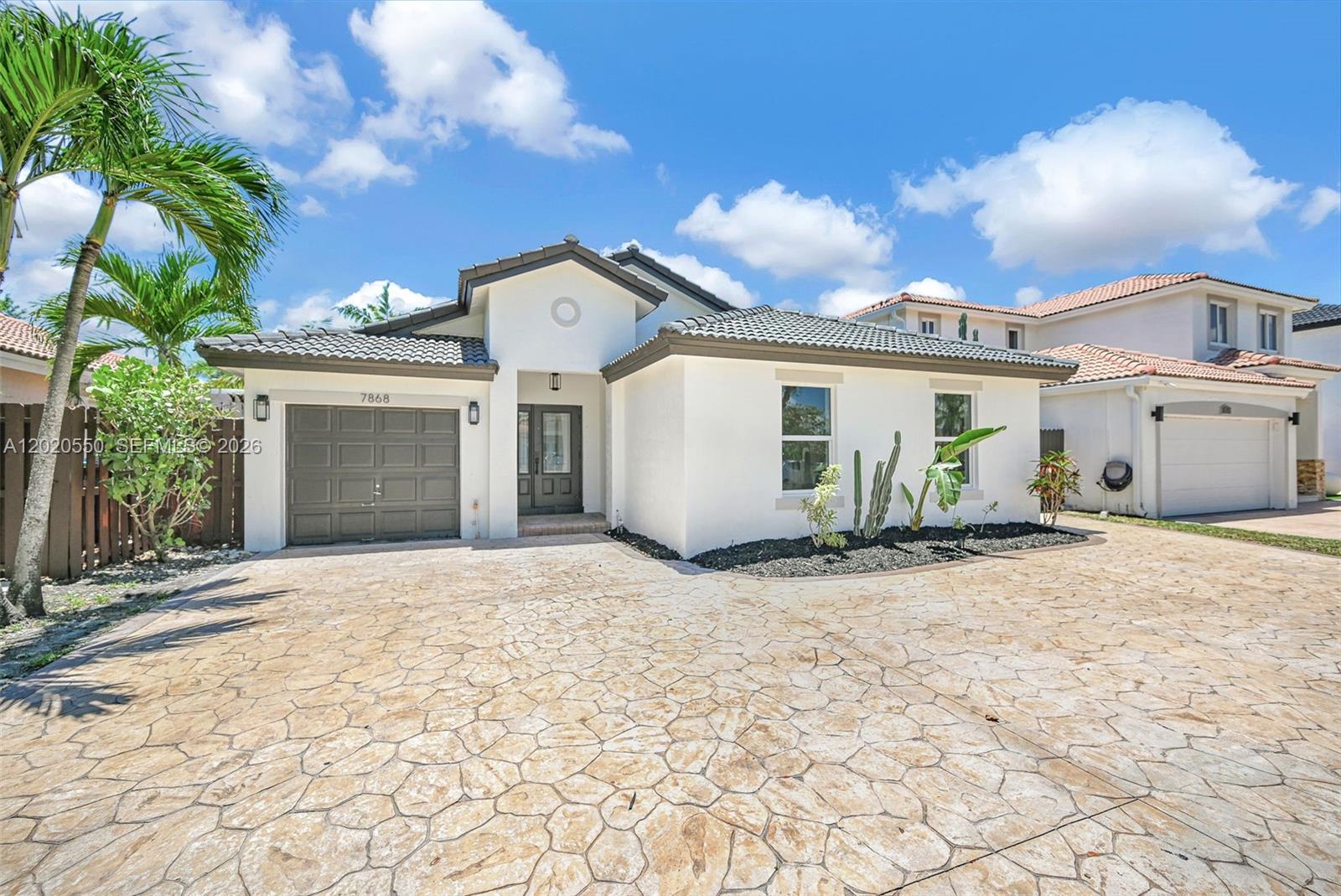 SPANISH LAKES - Residential