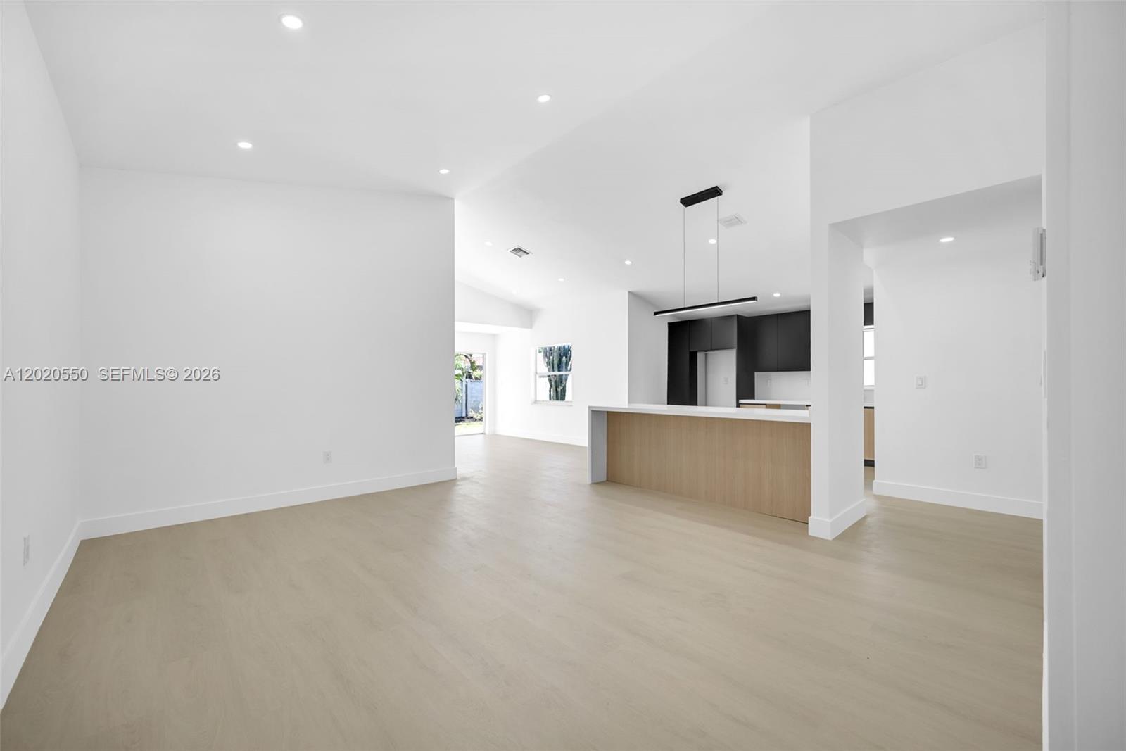 SPANISH LAKES - Residential
