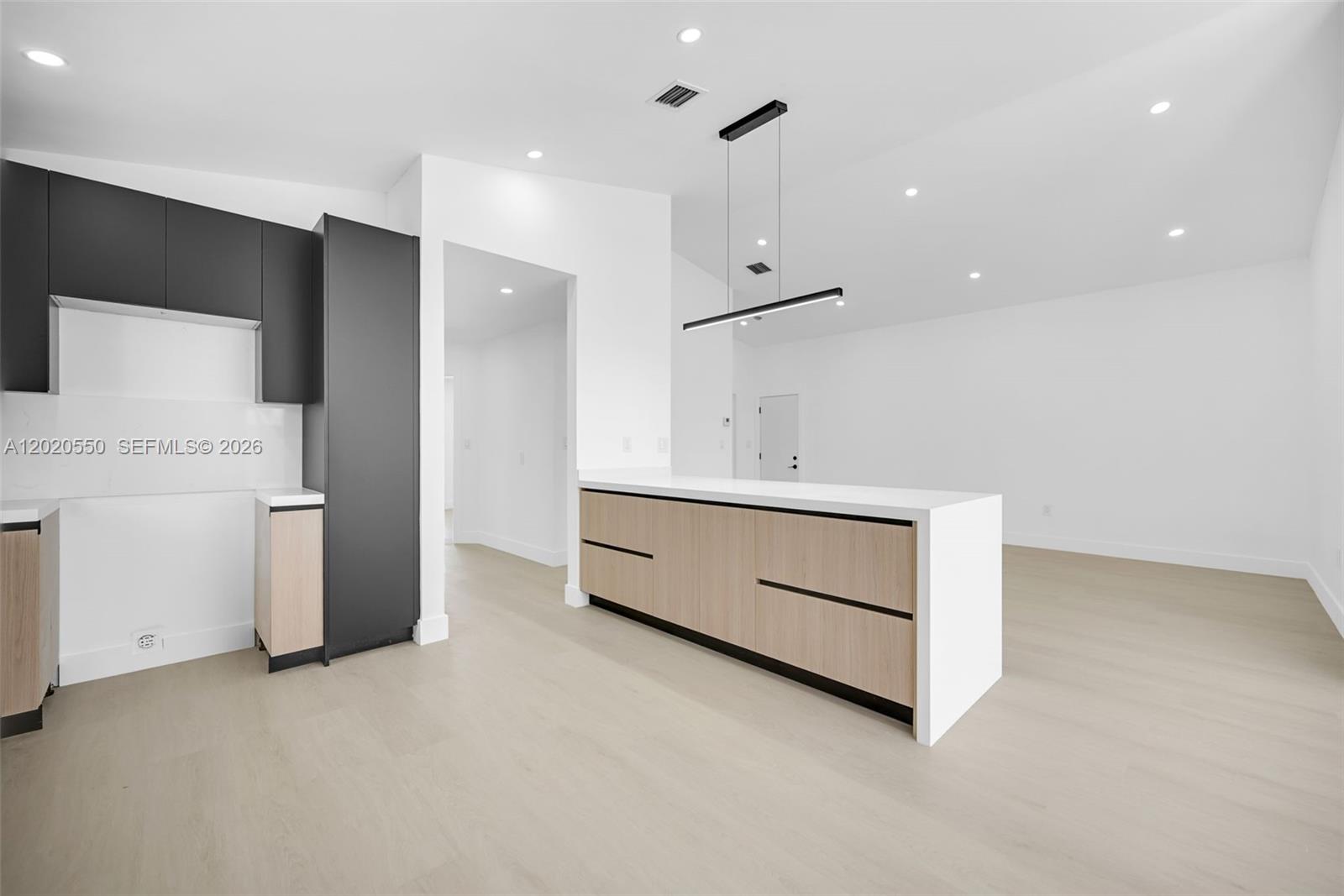 SPANISH LAKES - Residential