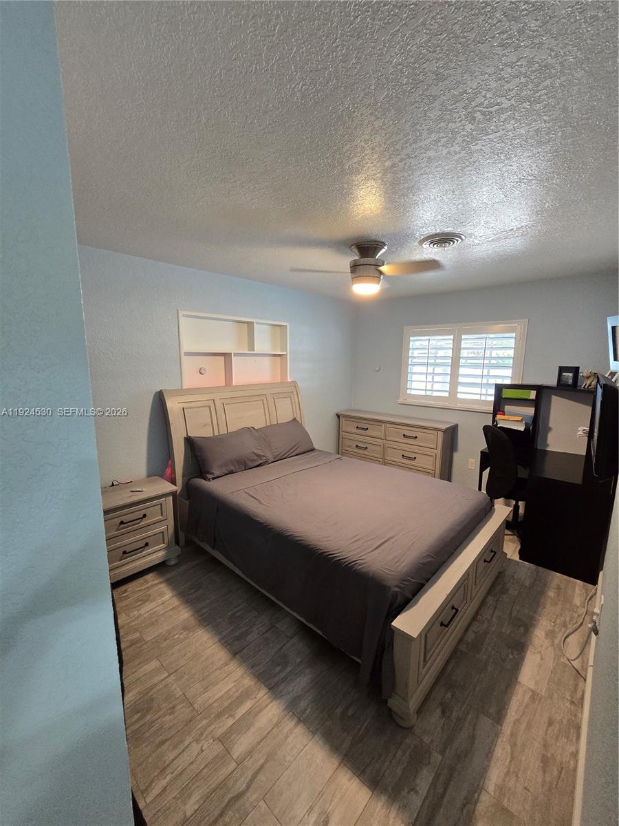 HOLLYWOOD HILLS - Residential