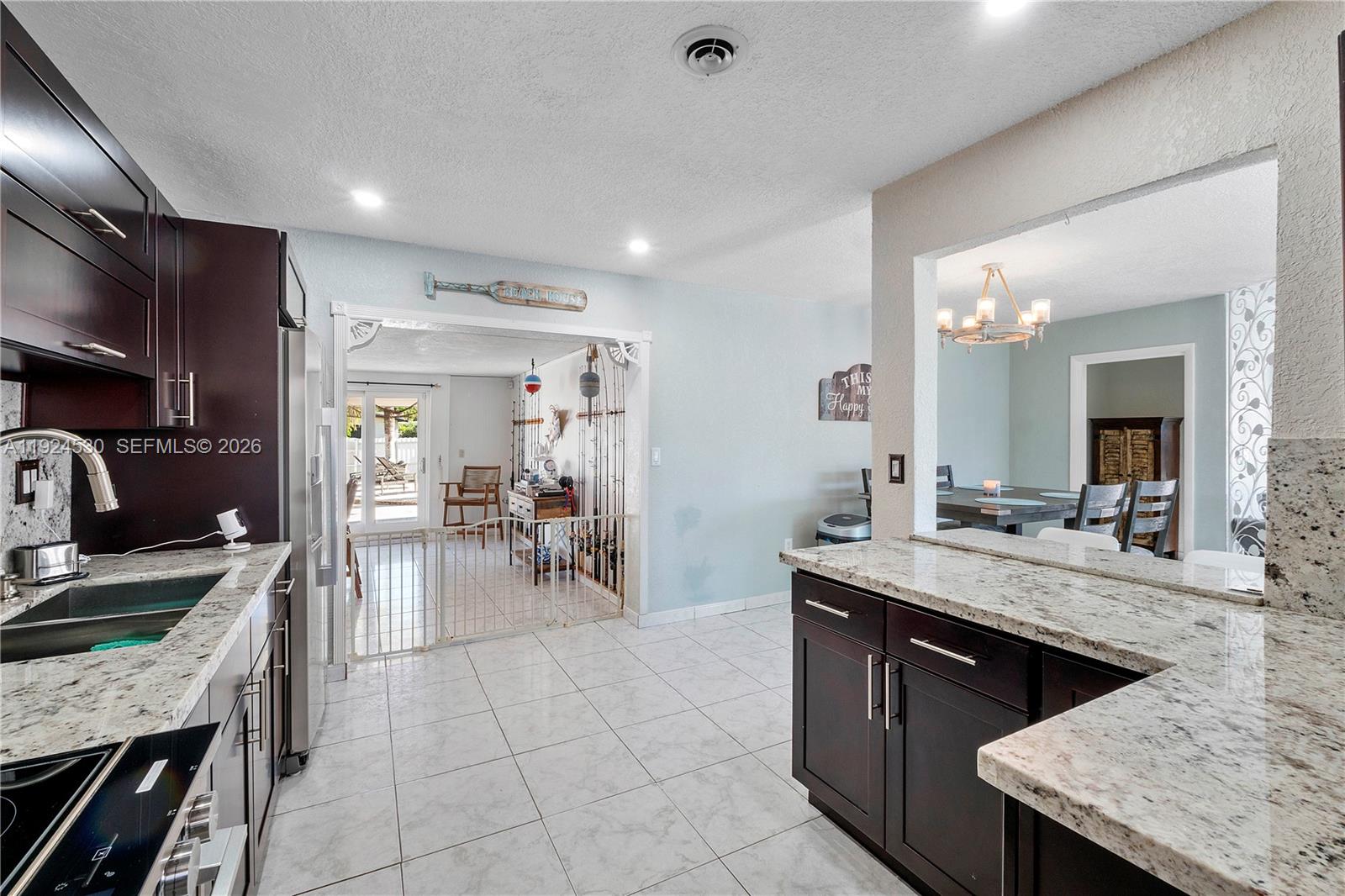 HOLLYWOOD HILLS - Residential