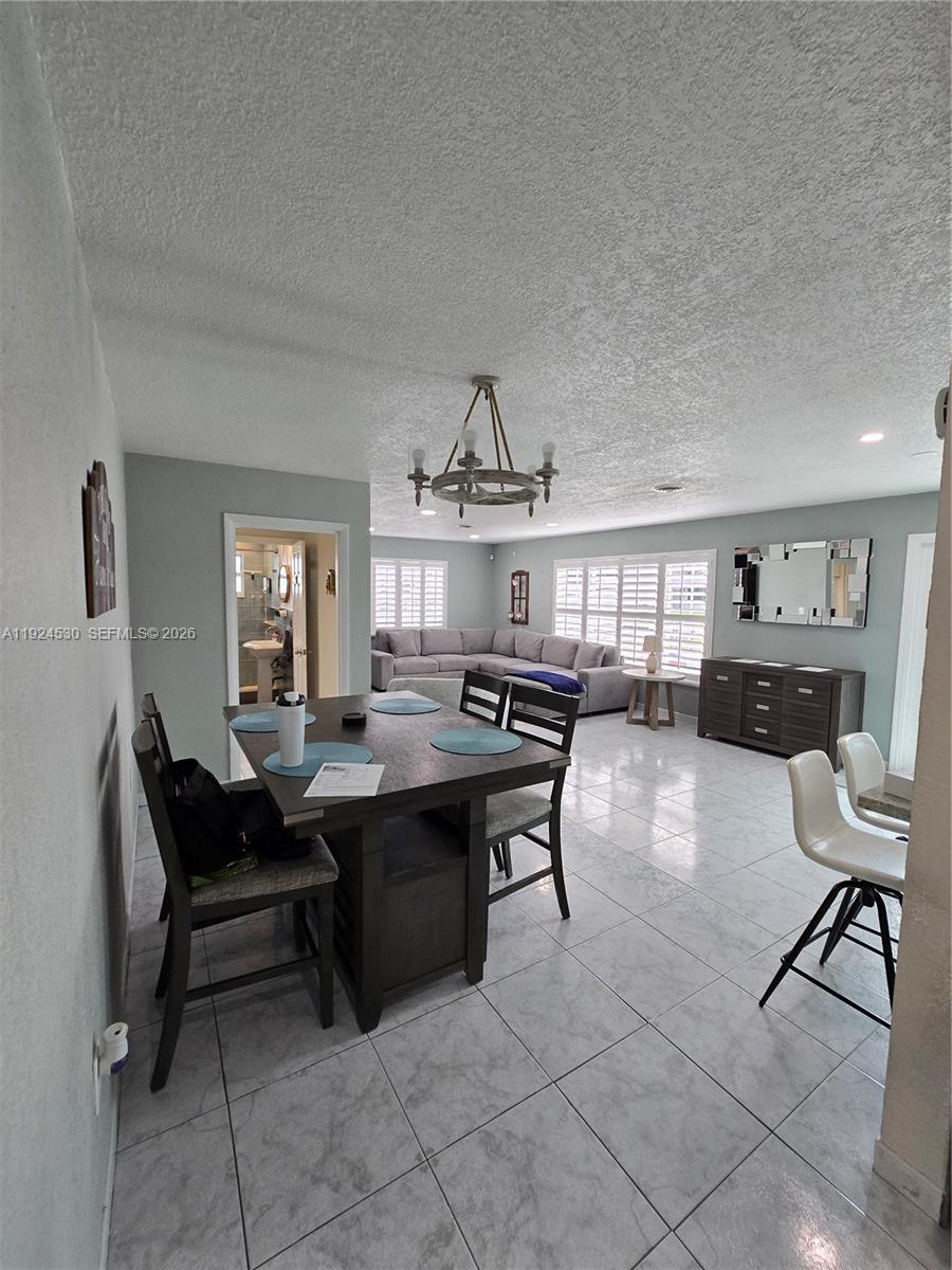 HOLLYWOOD HILLS - Residential