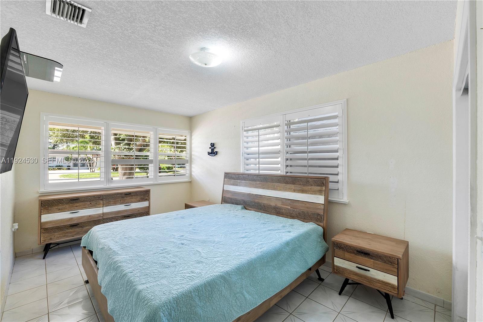 HOLLYWOOD HILLS - Residential