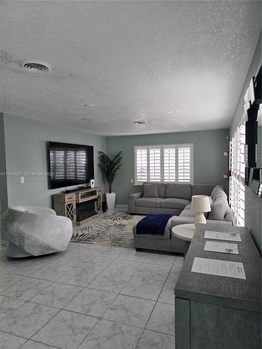 HOLLYWOOD HILLS - Residential