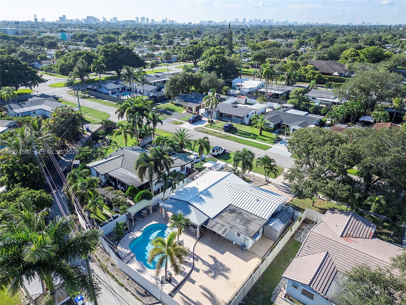 HOLLYWOOD HILLS - Residential