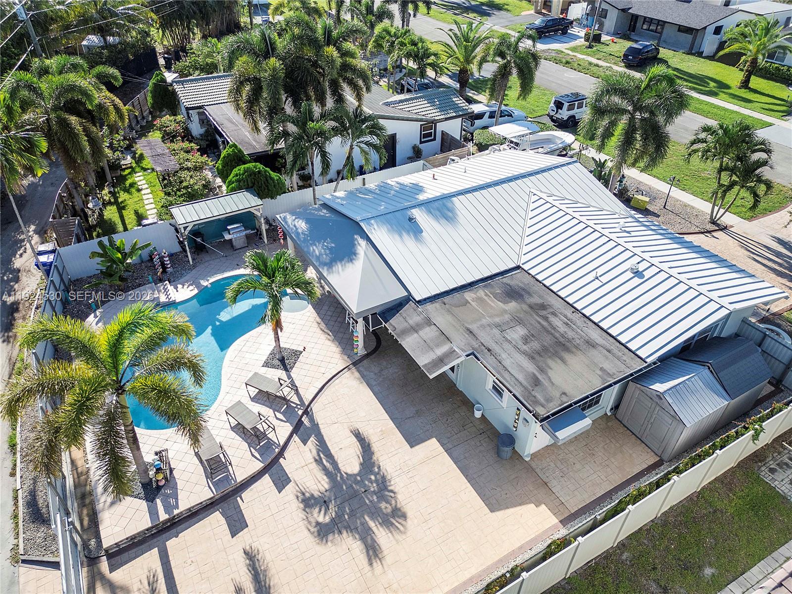 HOLLYWOOD HILLS - Residential