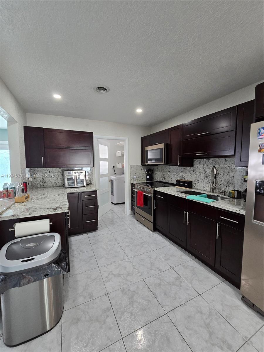 HOLLYWOOD HILLS - Residential