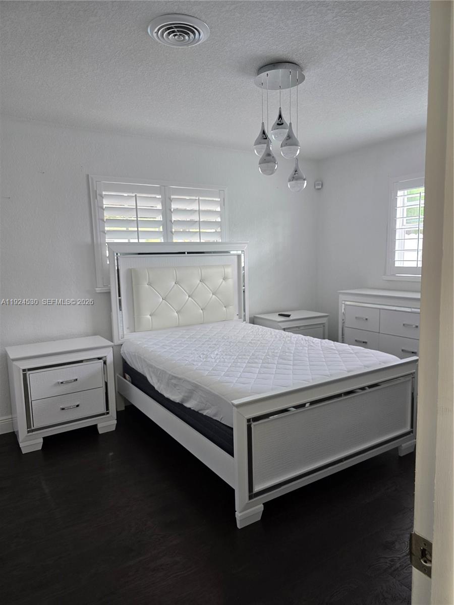 HOLLYWOOD HILLS - Residential