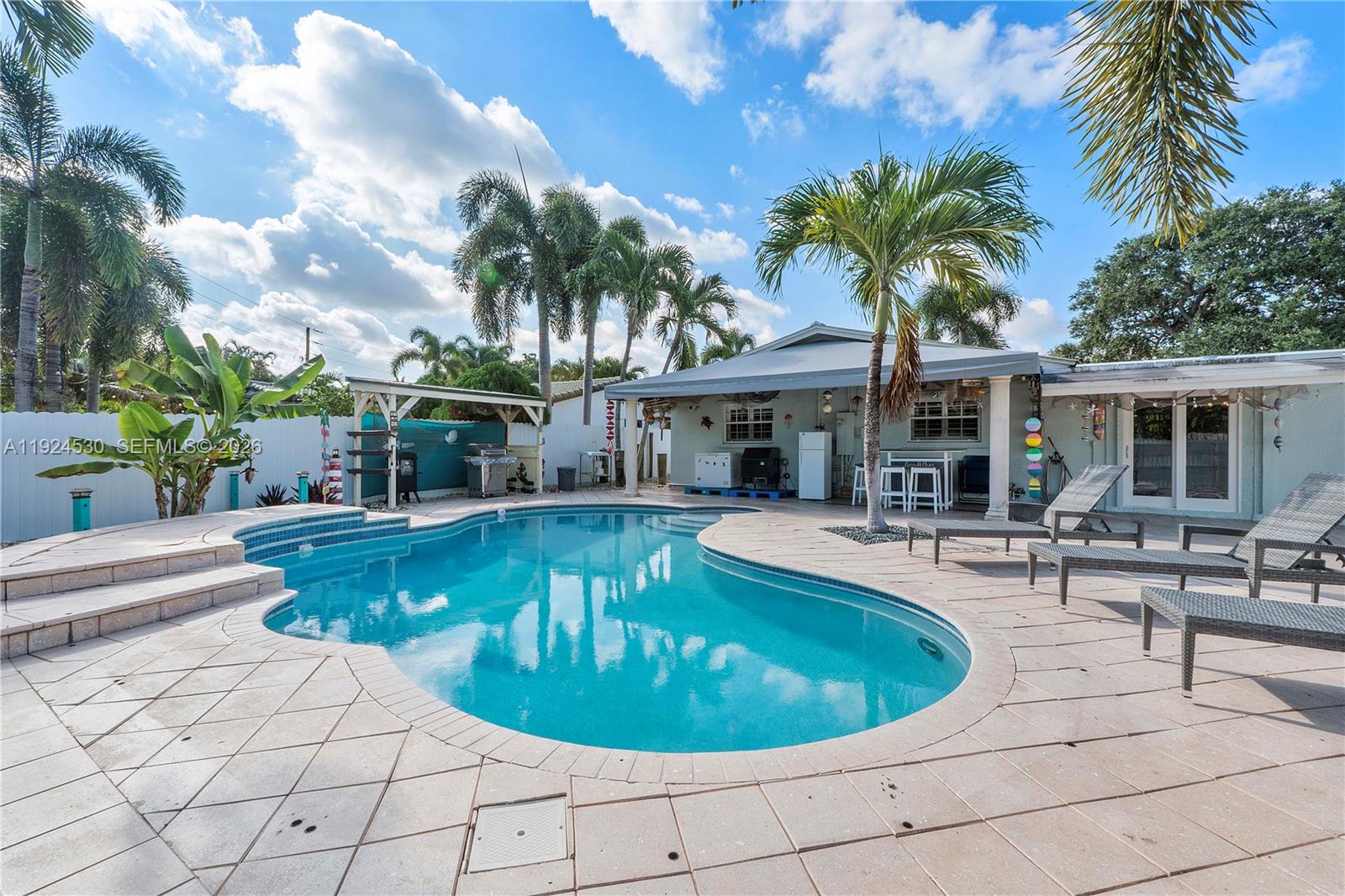 HOLLYWOOD HILLS - Residential