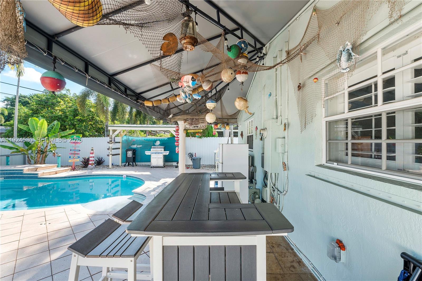 HOLLYWOOD HILLS - Residential