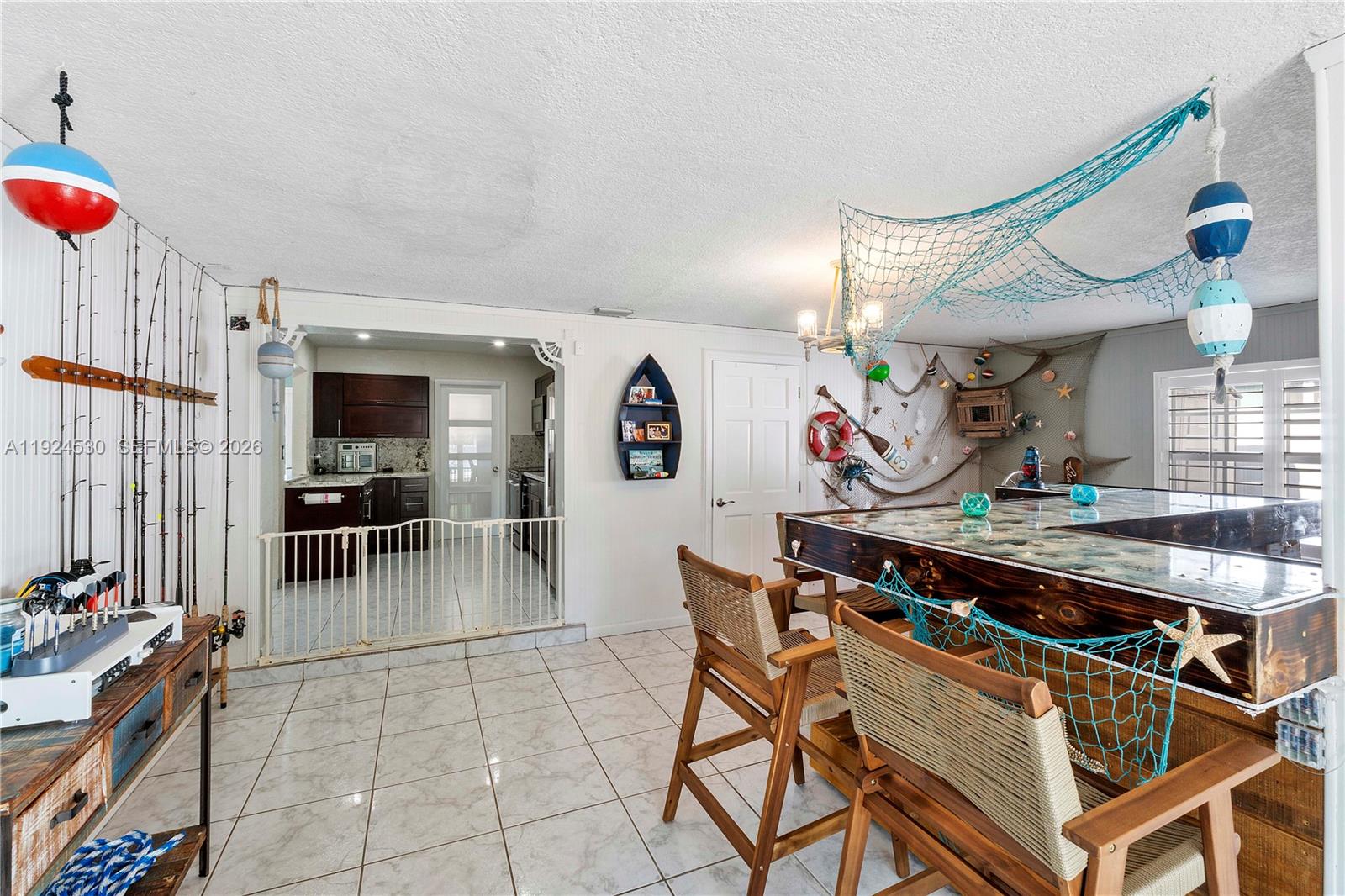 HOLLYWOOD HILLS - Residential