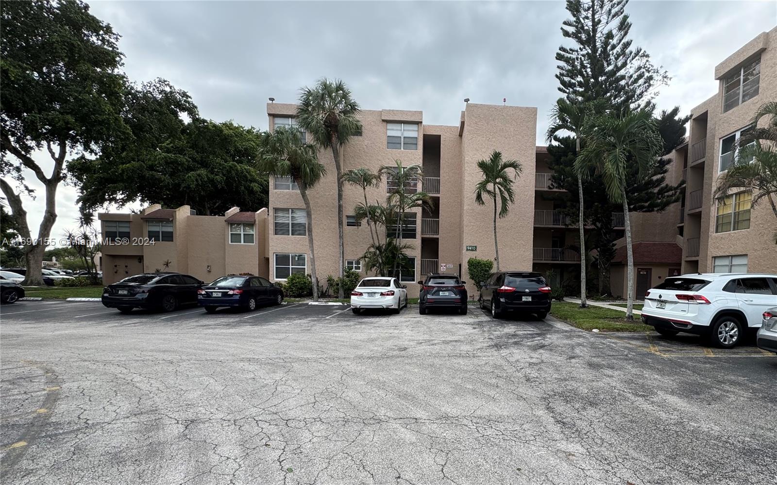 Condo in Exclusive Live Oak Condominium
This beautifully updated 2-bedroom, 2-bathroom condo is located in the highly desirable within the Pine Island Ridge community in the heart of Davie, FL This a prime location has everything you need just minutes away. Spacious layout with some modern updates ,Close to University Drive that offers an abundance of dining, shopping, and entertainment options, Top Schools & Universities Minutes from Broward College, Nova University and McFadden Tech college
Easy Access to Major I-595, I-75, and Florida’s Turnpike for easy commuting
Enjoy the community’s beautiful clubhouse & golf course
This condo offers the perfect blend of comfort, convenience, and an active lifestyle. Whether you're working, studying, or simply enjoying
