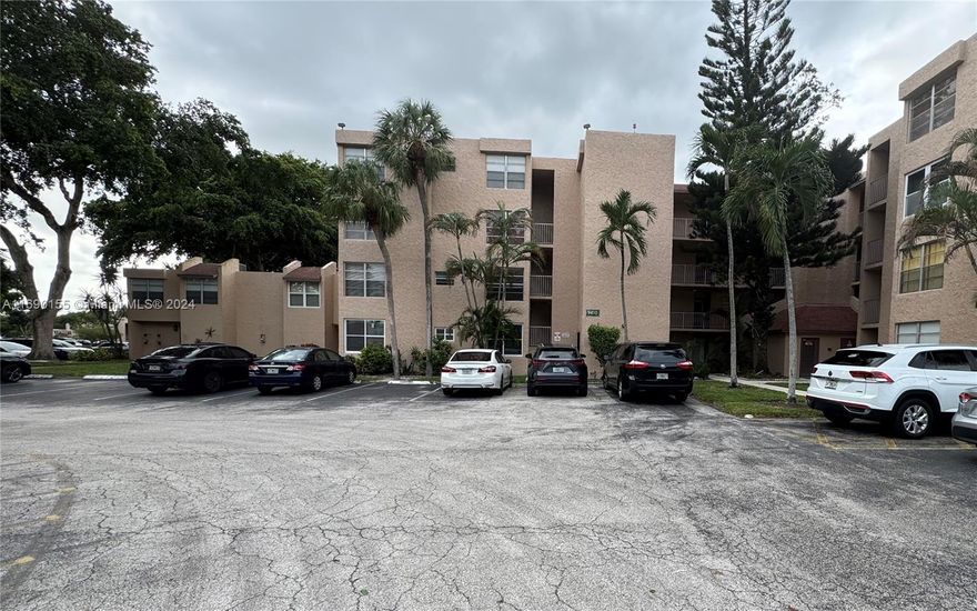 Condo in Exclusive Live Oak Condominium
This beautifully updated 2-bedroom, 2-bathroom condo is located in the highly desirable within the Pine Island Ridge community in the heart of Davie, FL This a prime location has everything you need just minutes away. Spacious layout with some modern updates ,Close to University Drive that offers an abundance of dining, shopping, and entertainment options, Top Schools & Universities Minutes from Broward College, Nova University and McFadden Tech college 
Easy Access to Major I-595, I-75, and Florida’s Turnpike for easy commuting
Enjoy the community’s beautiful clubhouse & golf course
This condo offers the perfect blend of comfort, convenience, and an active lifestyle. Whether you're working, studying, or simply enjoying