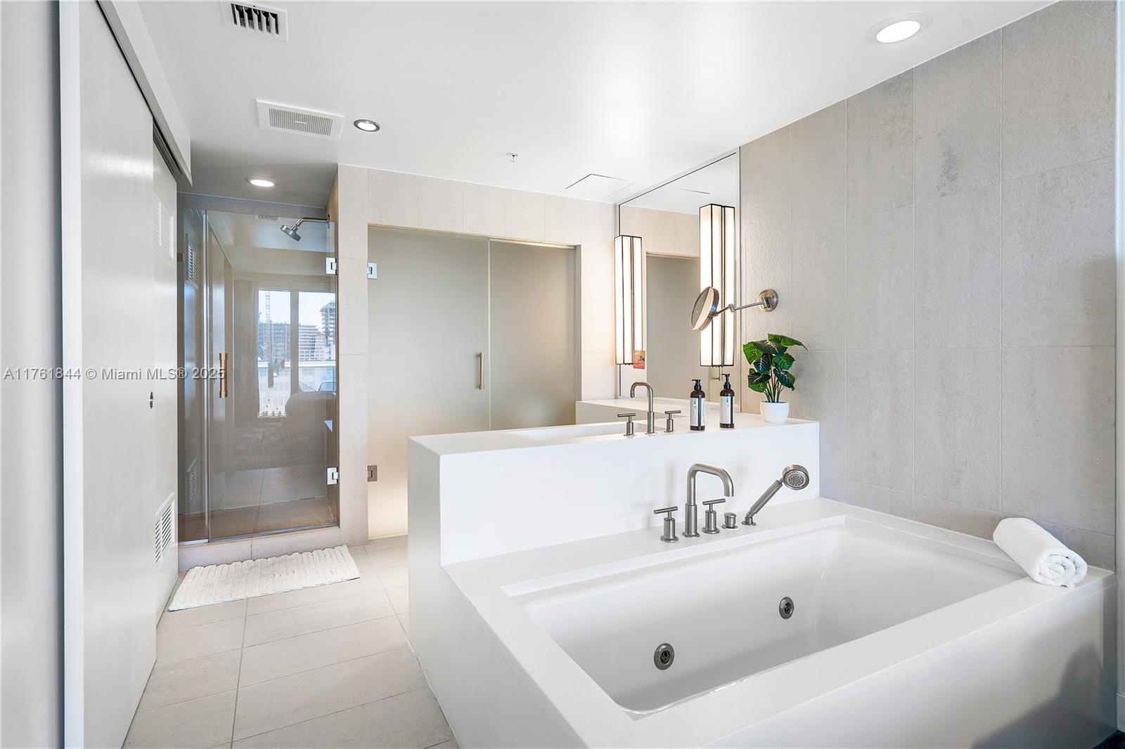 FORT LAUDERDALE RESIDENCE - Residential Lease