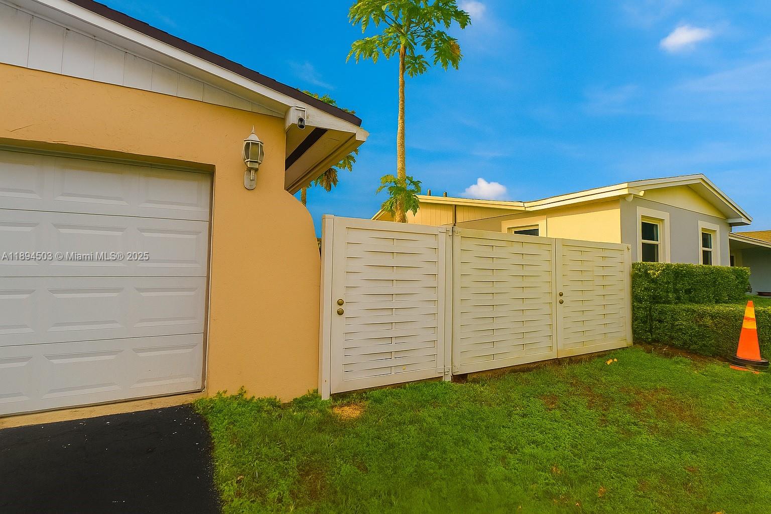 KENDALE LAKES SEC EIGHT - Residential Lease
