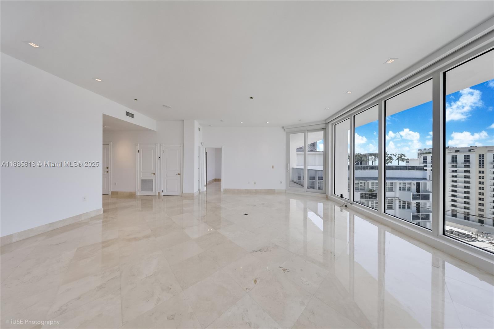 THE DECOPLAGE CONDO - Residential