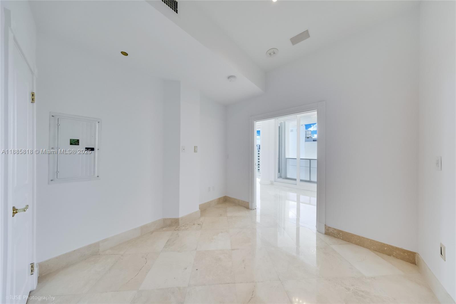 THE DECOPLAGE CONDO - Residential