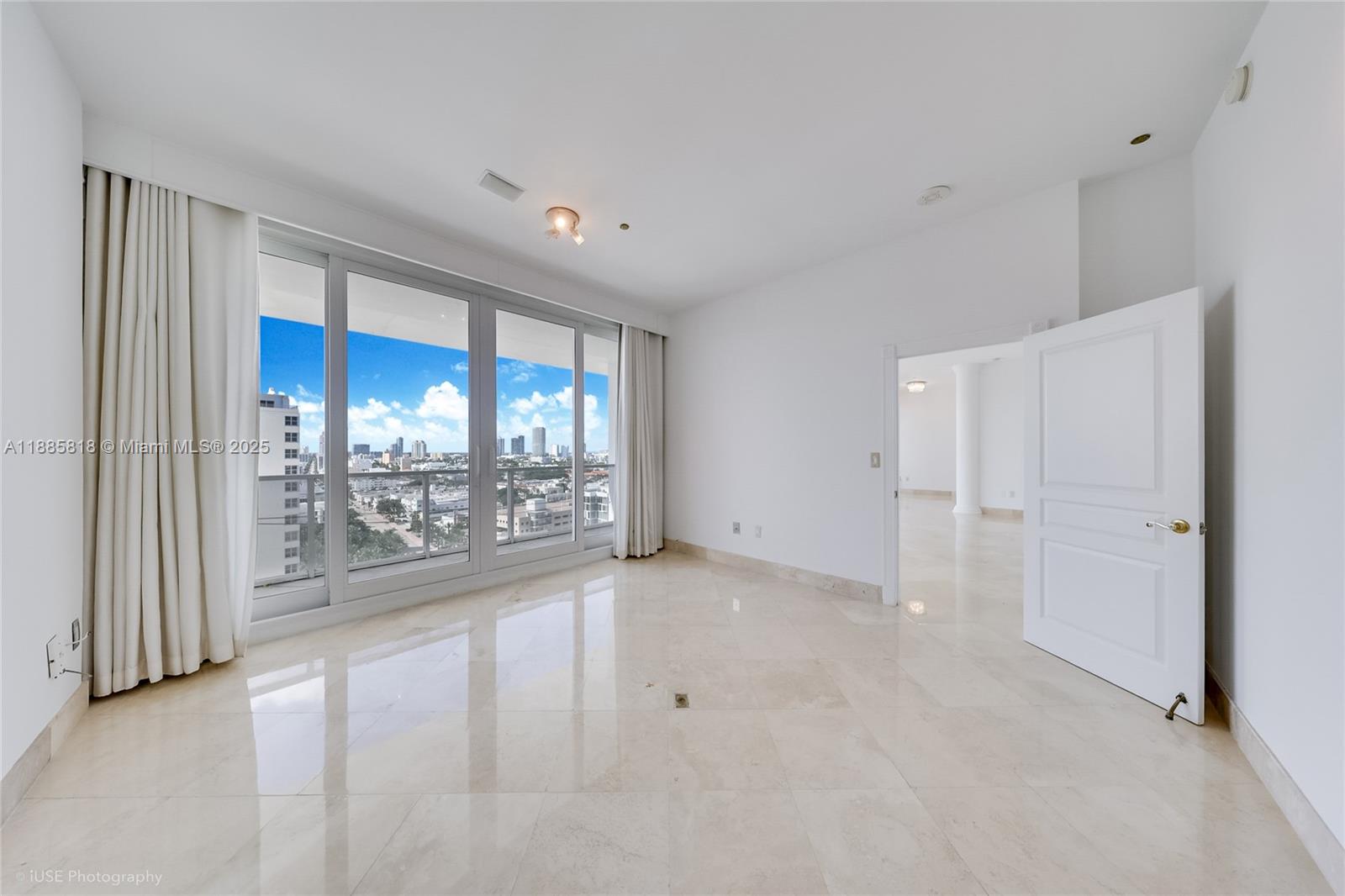 THE DECOPLAGE CONDO - Residential