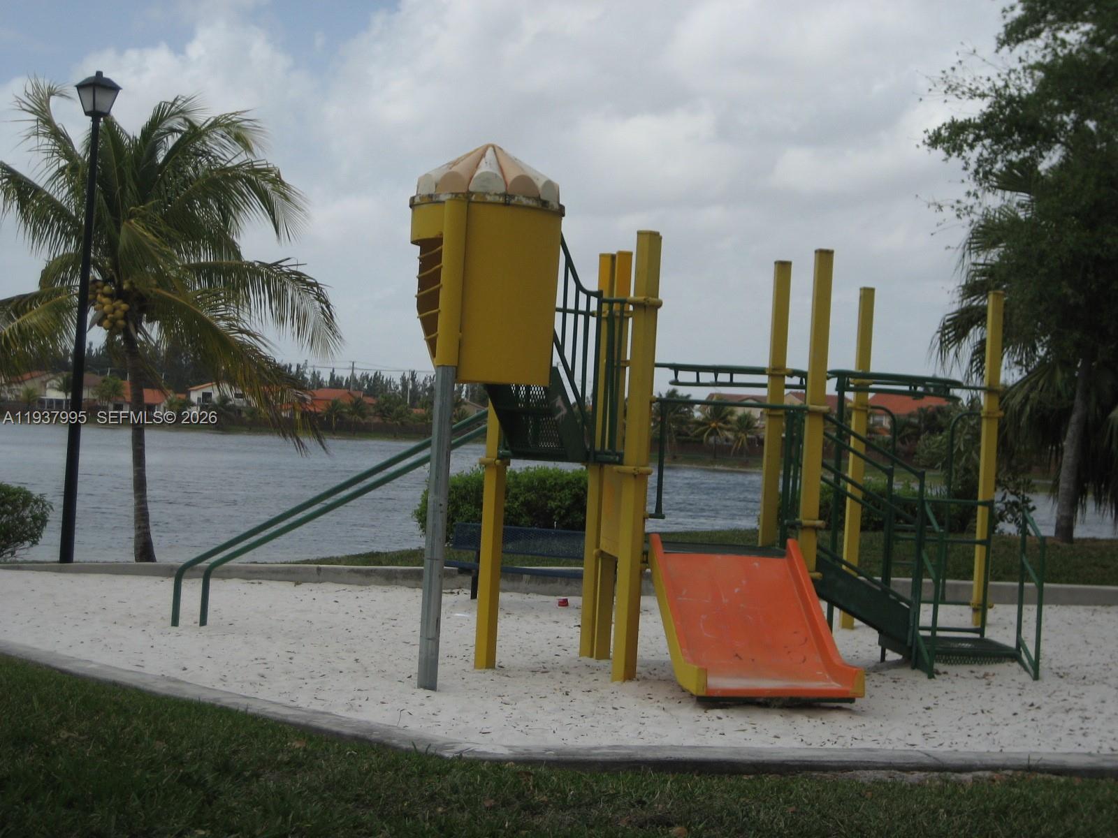 TAMIAMI LAKES SEC 5 - Residential