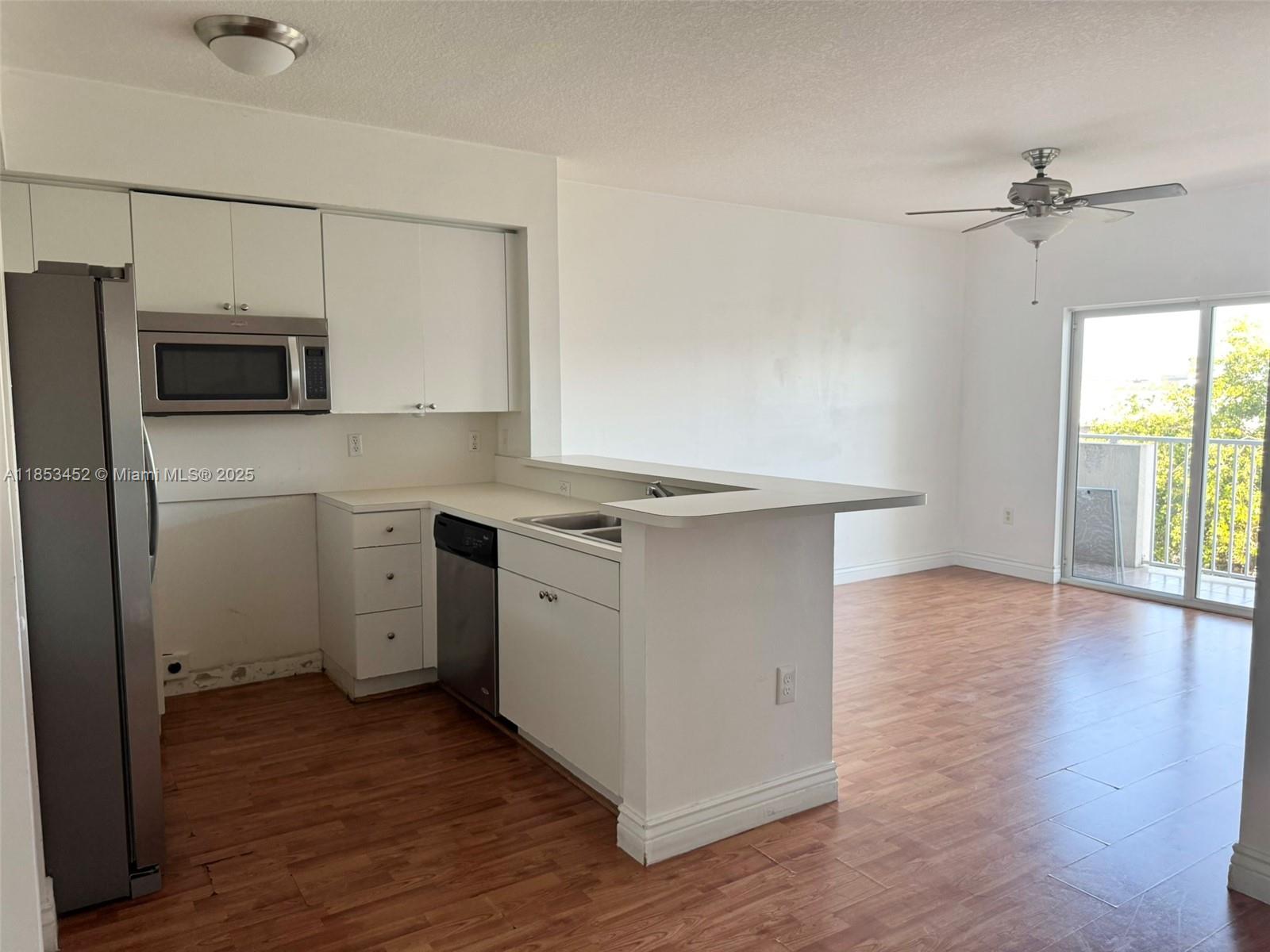 Available in move-in condition. 2 bedroom, 2 bath with washer and dryer inside unit. Laminate wood floors and appliances. Close to Southland Mall and Florida's Turnpike, easy access.