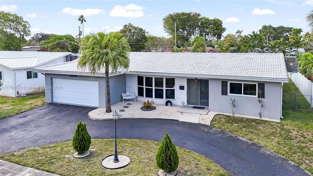 Photo of 4309 Jackson St, Hollywood, FL 33021 (MLS # A11790528)