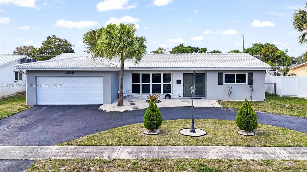 Photo of 4309 Jackson St, Hollywood, FL 33021 (MLS # A11790528)