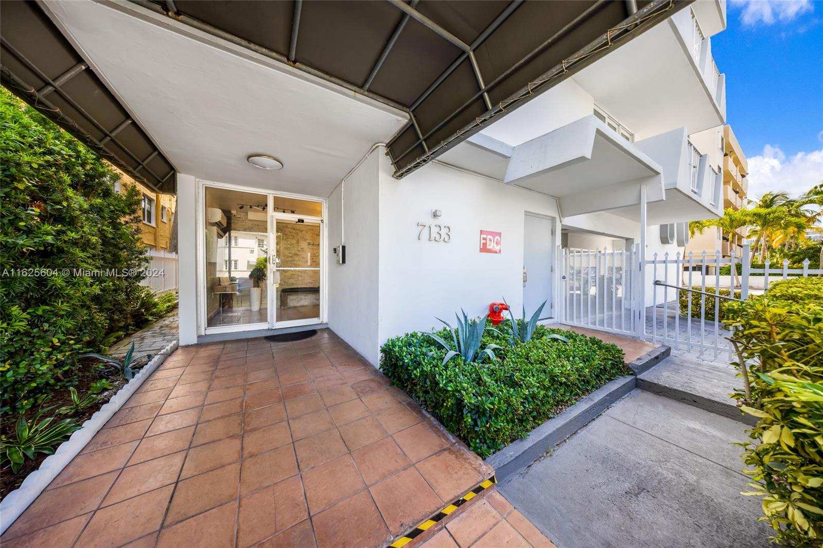 THE KNIGHTSBRIDGE CONDO - Residential