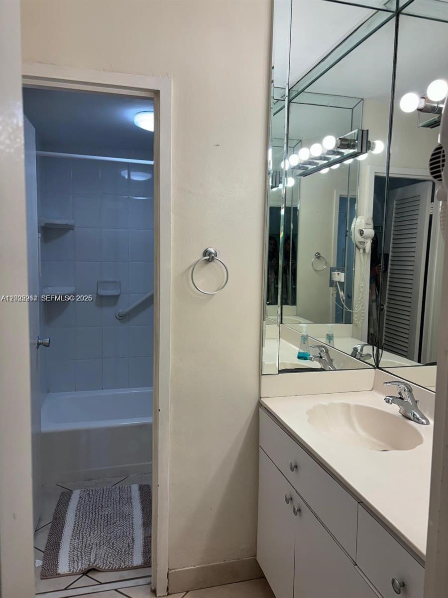 THE DECOPLAGE CONDO - Residential Lease