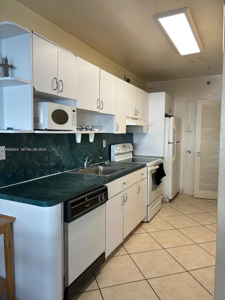 THE DECOPLAGE CONDO - Residential Lease