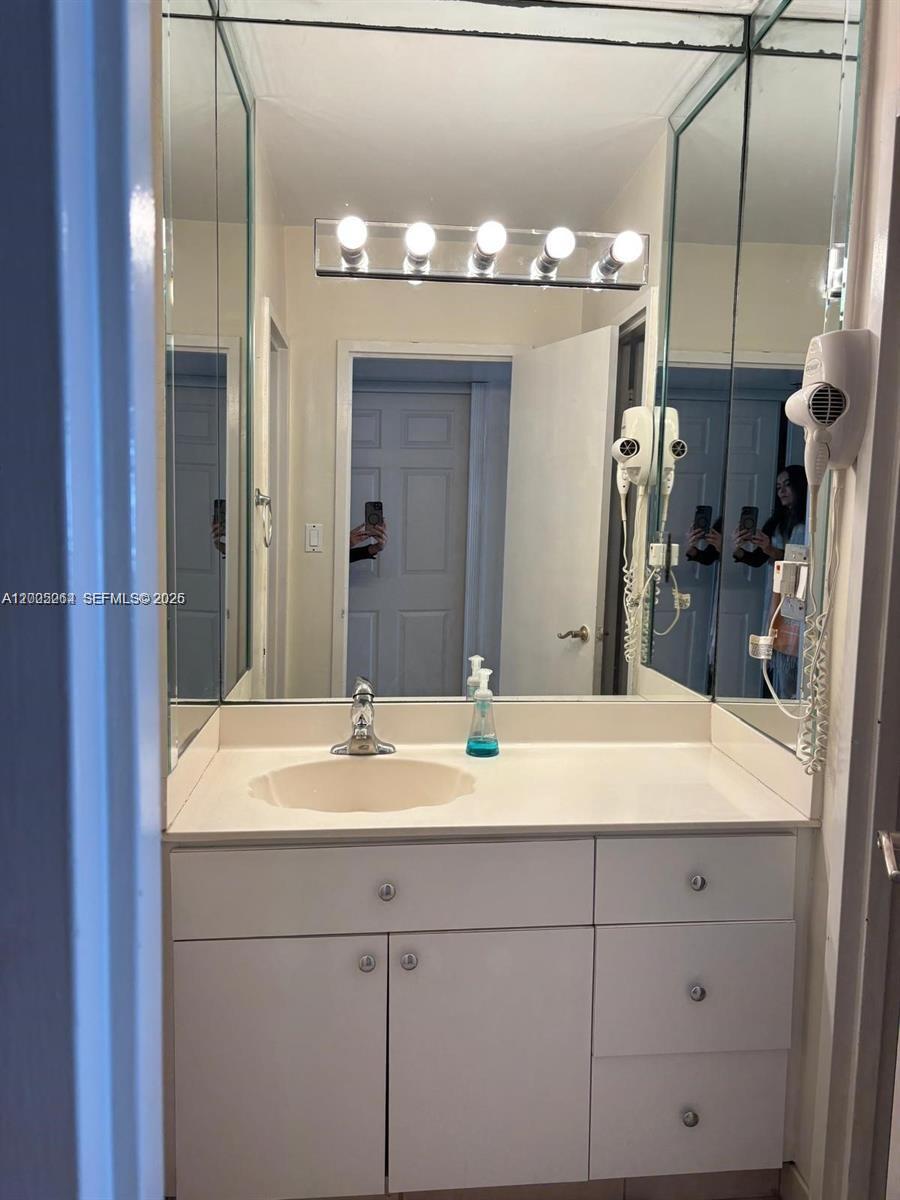 THE DECOPLAGE CONDO - Residential Lease