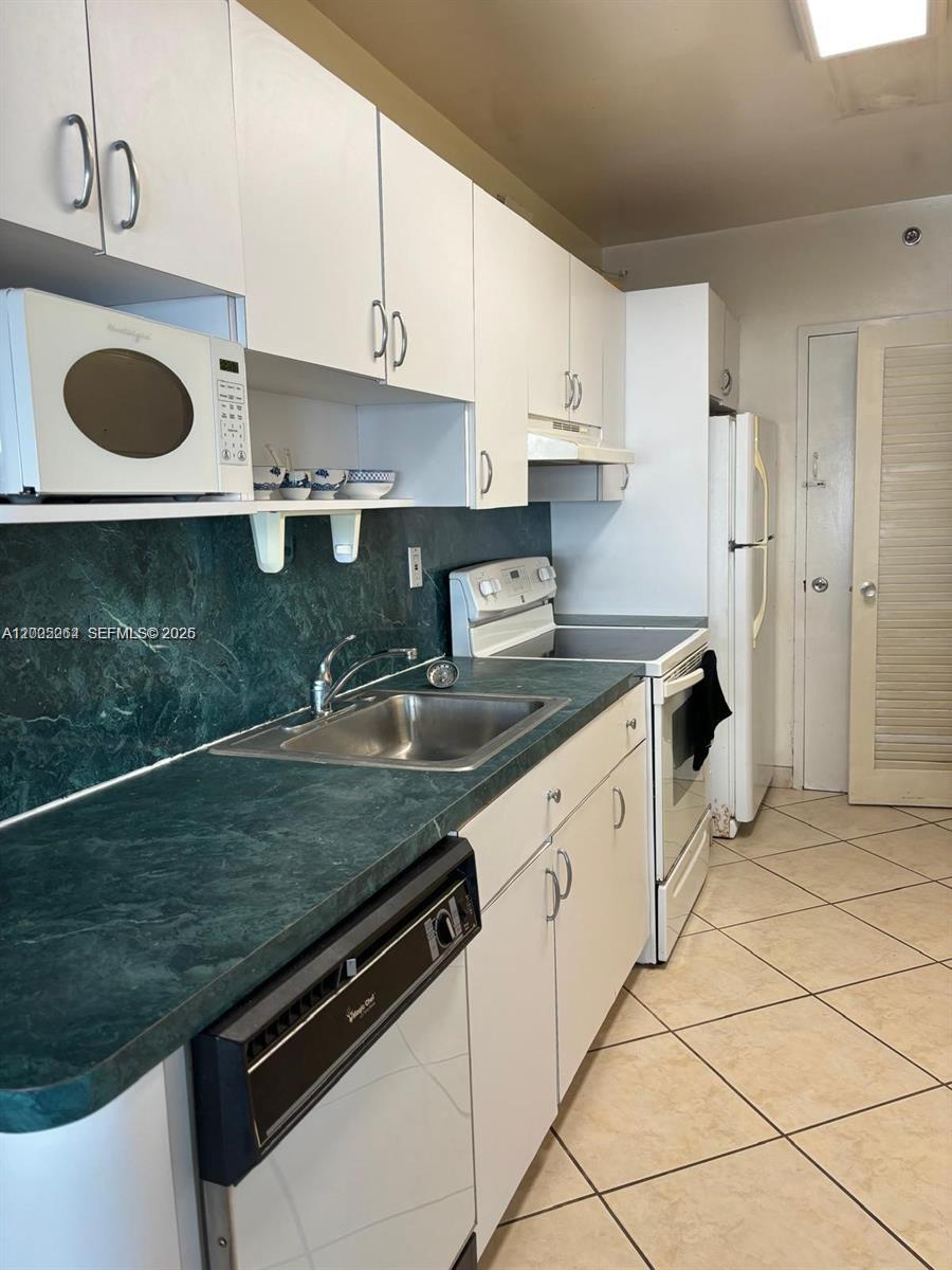 THE DECOPLAGE CONDO - Residential Lease